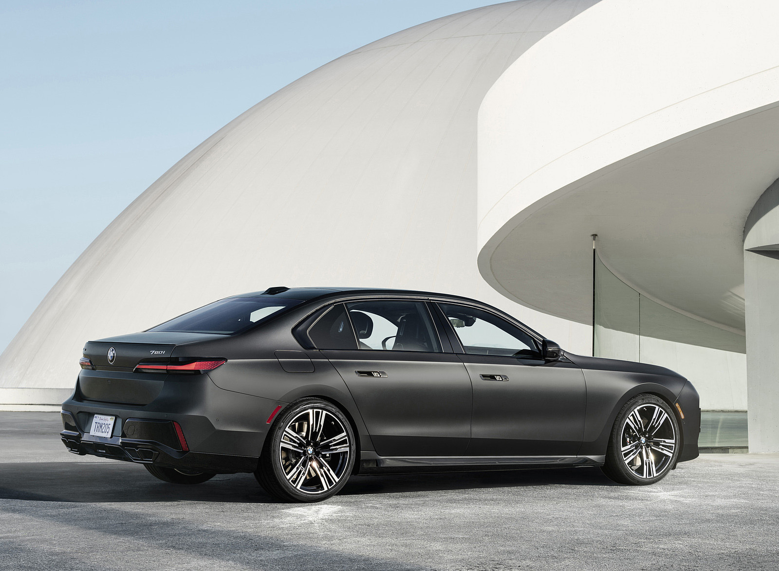 2023 BMW 7 Series 760i xDrive Rear Three-Quarter Wallpapers (13)