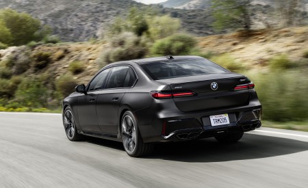 2023 BMW 7 Series 760i xDrive Rear Three-Quarter Wallpapers 450x275 (9)