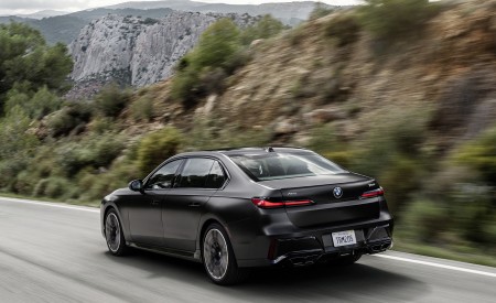 2023 BMW 7 Series 760i xDrive Rear Three-Quarter Wallpapers 450x275 (7)