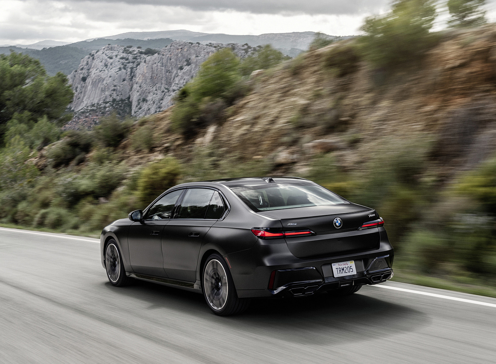 2023 BMW 7 Series 760i xDrive Rear Three-Quarter Wallpapers (7)