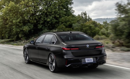 2023 BMW 7 Series 760i xDrive Rear Three-Quarter Wallpapers 450x275 (2)