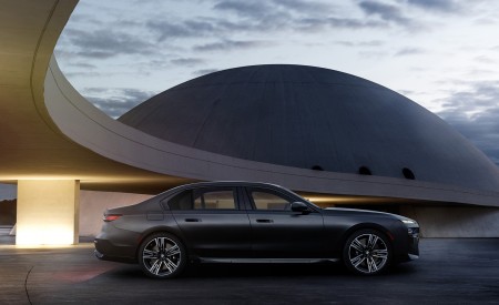 2023 BMW 7 Series 760i xDrive Side Wallpapers 450x275 (14)