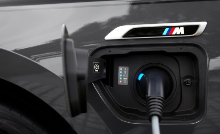 2023 BMW M760e xDrive Charging Connector Wallpapers 450x275 (30)