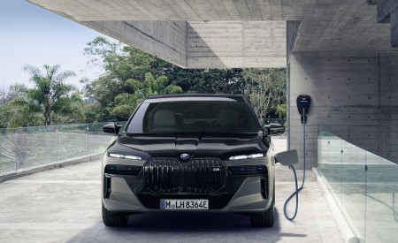 2023 BMW M760e xDrive Charging Wallpapers 450x275 (46)