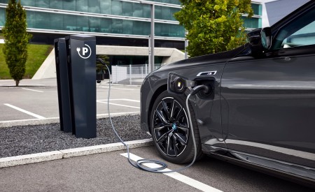 2023 BMW M760e xDrive Charging Wallpapers 450x275 (25)
