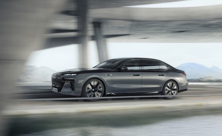 2023 BMW M760e xDrive Front Three-Quarter Wallpapers 450x275 (37)