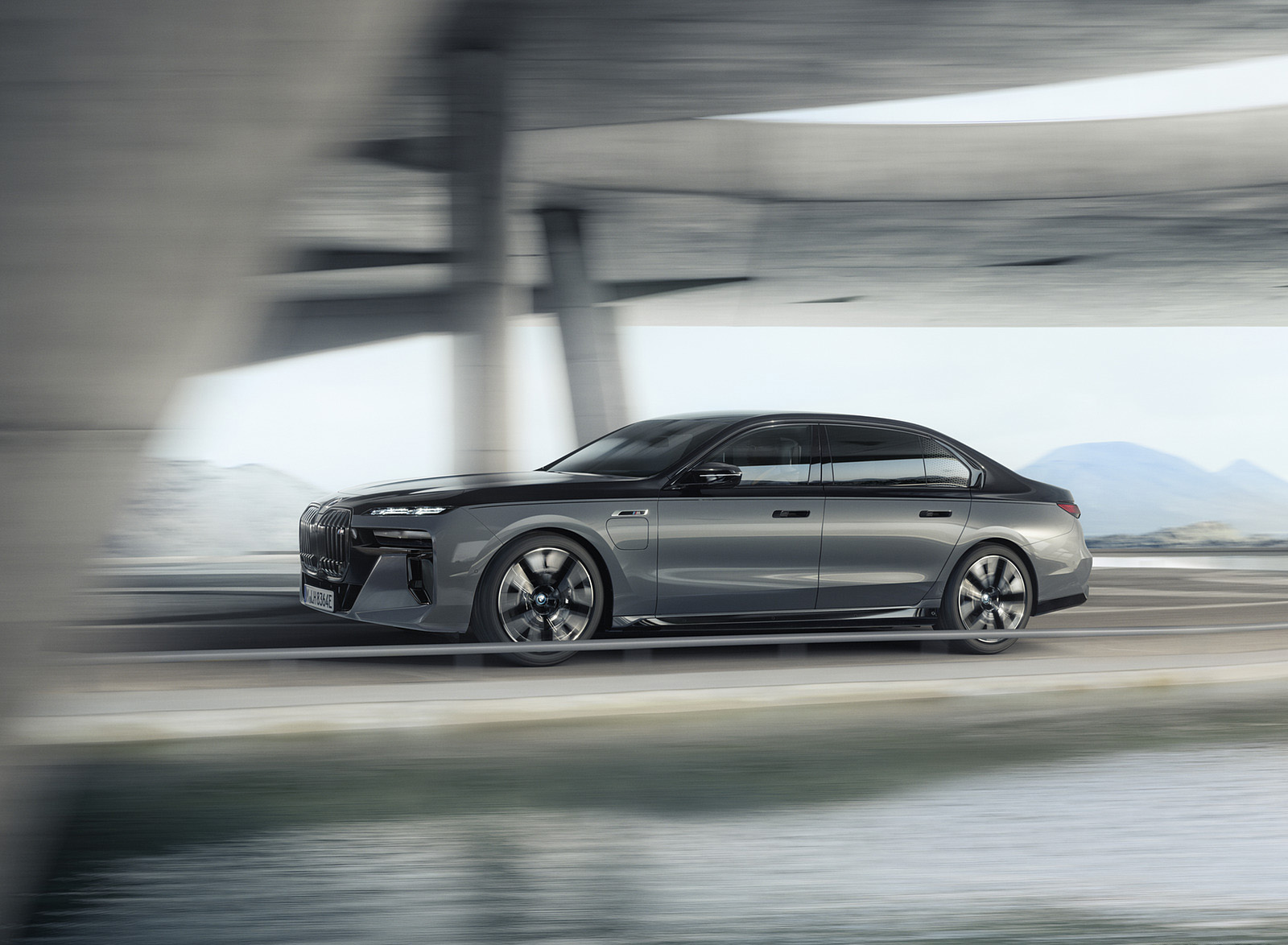 2023 BMW M760e xDrive Front Three-Quarter Wallpapers (8)