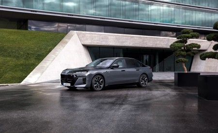 2023 BMW M760e xDrive Front Three-Quarter Wallpapers  450x275 (19)