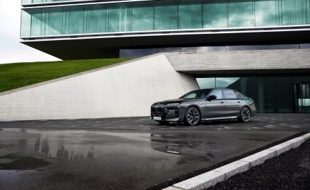 2023 BMW M760e xDrive Front Three-Quarter Wallpapers 450x275 (13)