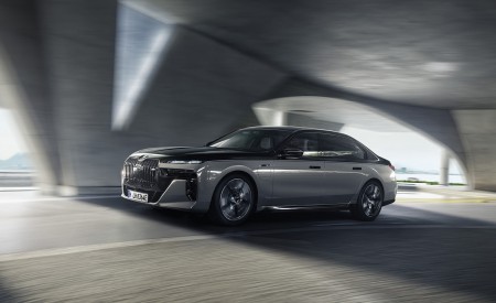 2023 BMW M760e xDrive Front Three-Quarter Wallpapers 450x275 (36)
