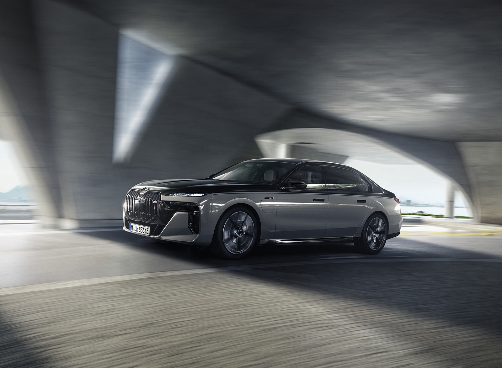 2023 BMW M760e xDrive Front Three-Quarter Wallpapers (7)