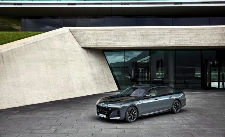 2023 BMW M760e xDrive Front Three-Quarter Wallpapers 450x275 (20)