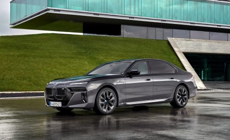 2023 BMW M760e xDrive Front Three-Quarter Wallpapers  450x275 (14)