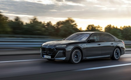 2023 BMW M760e xDrive Front Three-Quarter Wallpapers 450x275 (4)