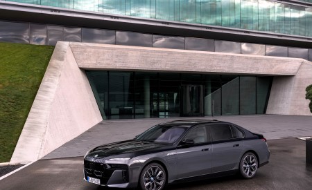 2023 BMW M760e xDrive Front Three-Quarter Wallpapers 450x275 (21)