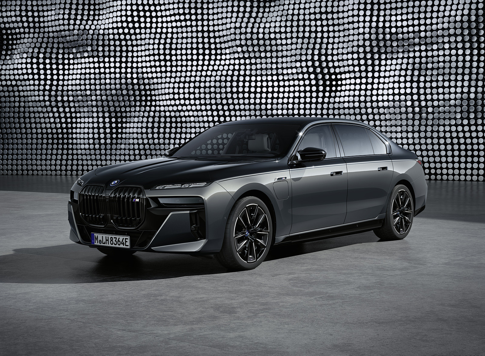 2023 BMW M760e xDrive Front Three-Quarter Wallpapers (1)