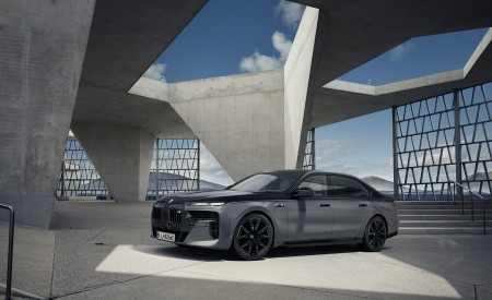 2023 BMW M760e xDrive Front Three-Quarter Wallpapers 450x275 (42)