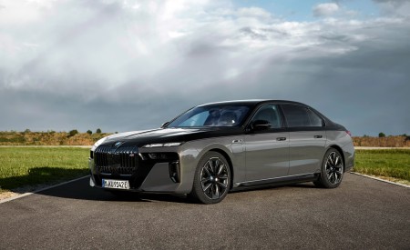 2023 BMW M760e xDrive Front Three-Quarter Wallpapers 450x275 (10)