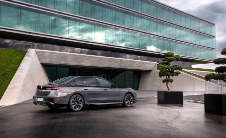 2023 BMW M760e xDrive Rear Three-Quarter Wallpapers 450x275 (22)