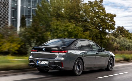 2023 BMW M760e xDrive Rear Three-Quarter Wallpapers 450x275 (5)