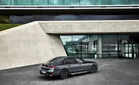 2023 BMW M760e xDrive Rear Three-Quarter Wallpapers 450x275 (23)