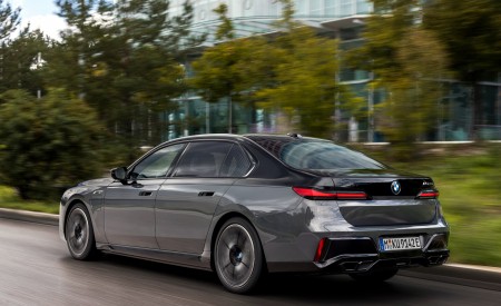 2023 BMW M760e xDrive Rear Three-Quarter Wallpapers 450x275 (6)
