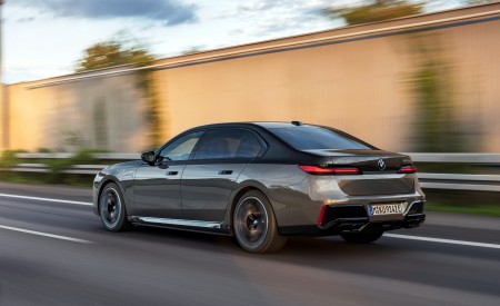 2023 BMW M760e xDrive Rear Three-Quarter Wallpapers 450x275 (7)