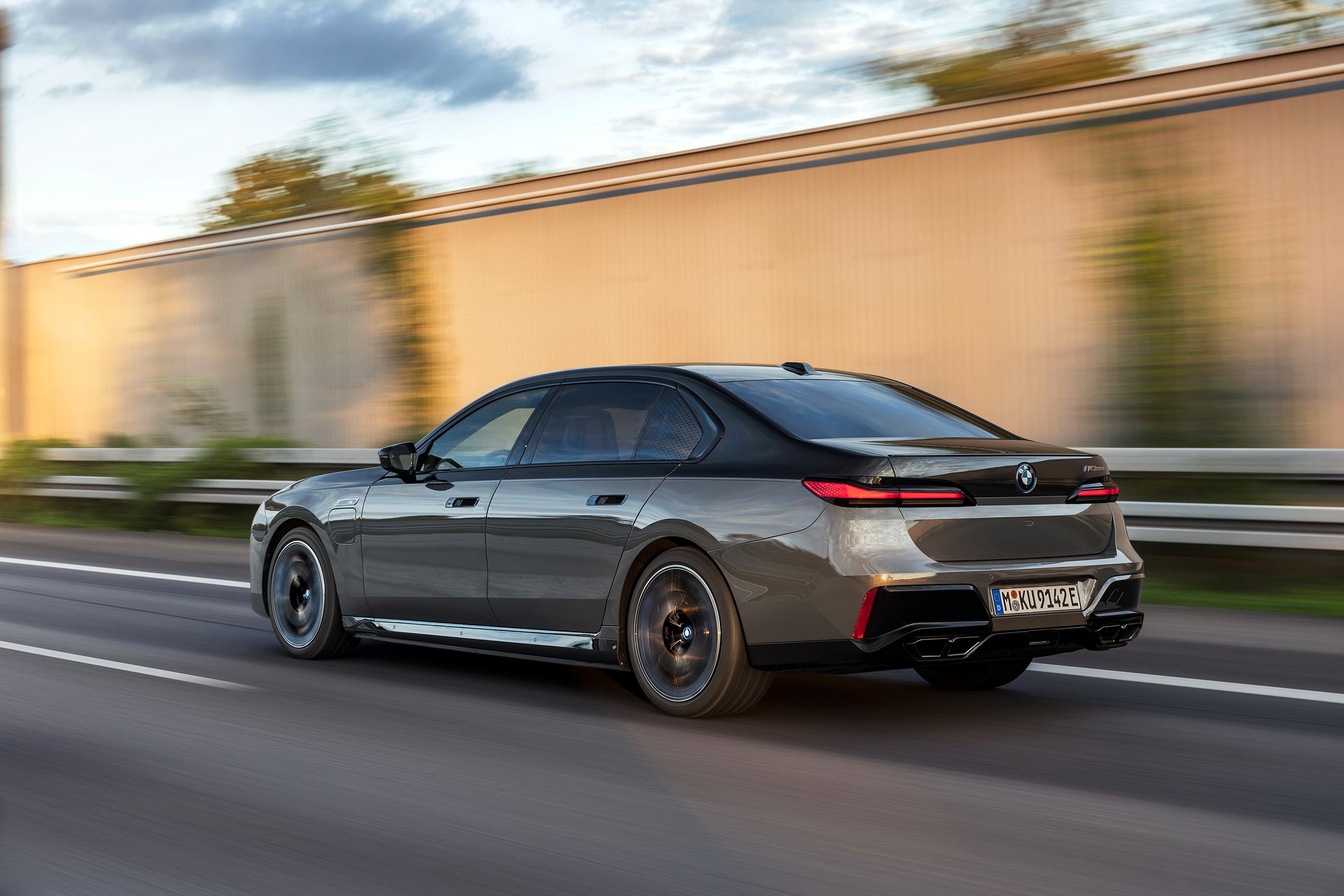 2023 BMW M760e xDrive Rear Three-Quarter Wallpapers (7)