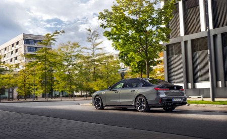 2023 BMW M760e xDrive Rear Three-Quarter Wallpapers  450x275 (8)