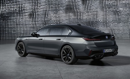 2023 BMW M760e xDrive Rear Three-Quarter Wallpapers 450x275 (50)