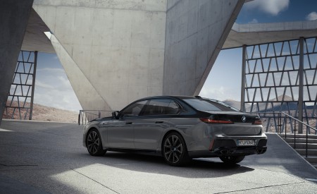2023 BMW M760e xDrive Rear Three-Quarter Wallpapers 450x275 (44)