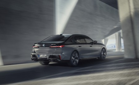2023 BMW M760e xDrive Rear Three-Quarter Wallpapers 450x275 (39)