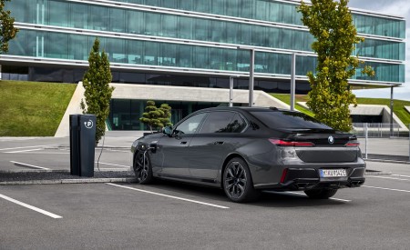2023 BMW M760e xDrive Rear Three-Quarter Wallpapers 450x275 (16)