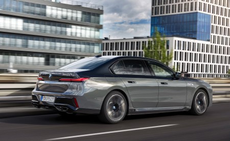 2023 BMW M760e xDrive Rear Three-Quarter Wallpapers 450x275 (2)