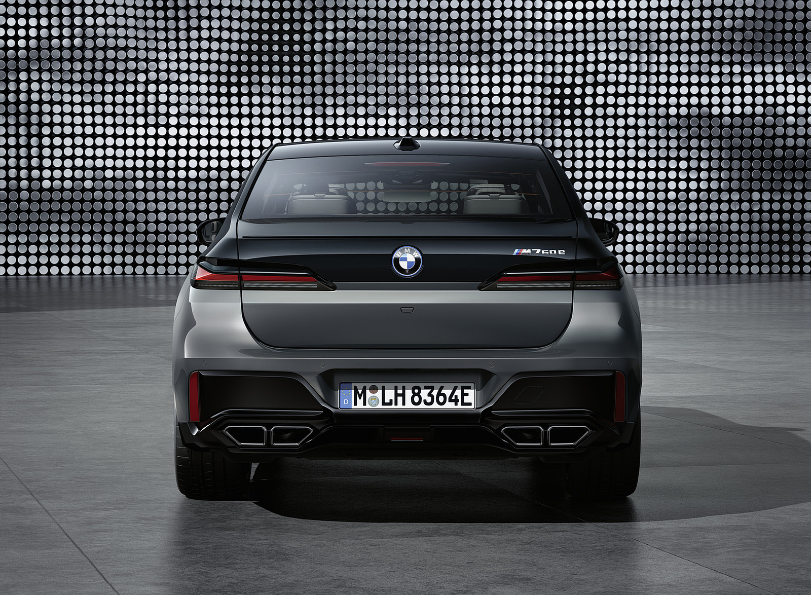 2023 BMW M760e xDrive Rear Wallpapers (4)