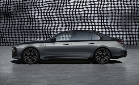 2023 BMW M760e xDrive Side Wallpapers 450x275 (52)