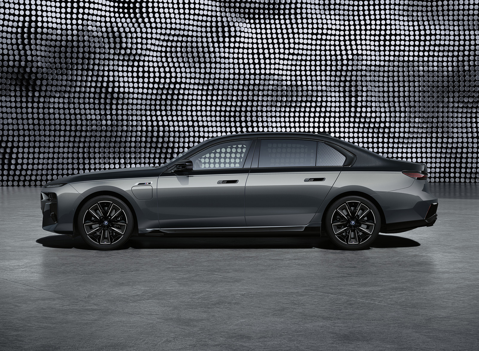 2023 BMW M760e xDrive Side Wallpapers (5)
