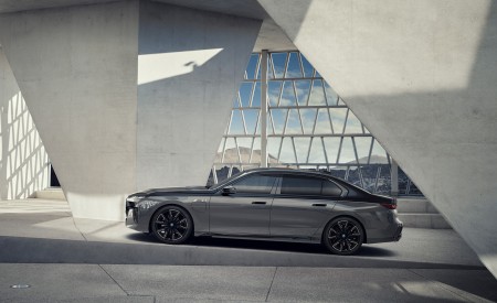 2023 BMW M760e xDrive Side Wallpapers 450x275 (45)