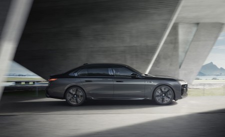 2023 BMW M760e xDrive Side Wallpapers 450x275 (40)