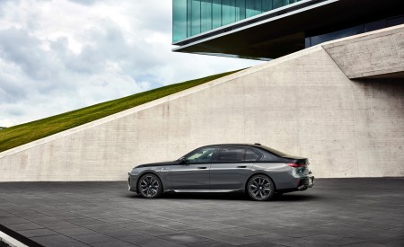 2023 BMW M760e xDrive Side Wallpapers 450x275 (18)