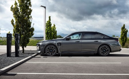 2023 BMW M760e xDrive Side Wallpapers 450x275 (11)