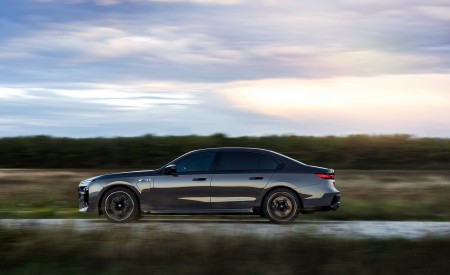 2023 BMW M760e xDrive Side Wallpapers 450x275 (9)