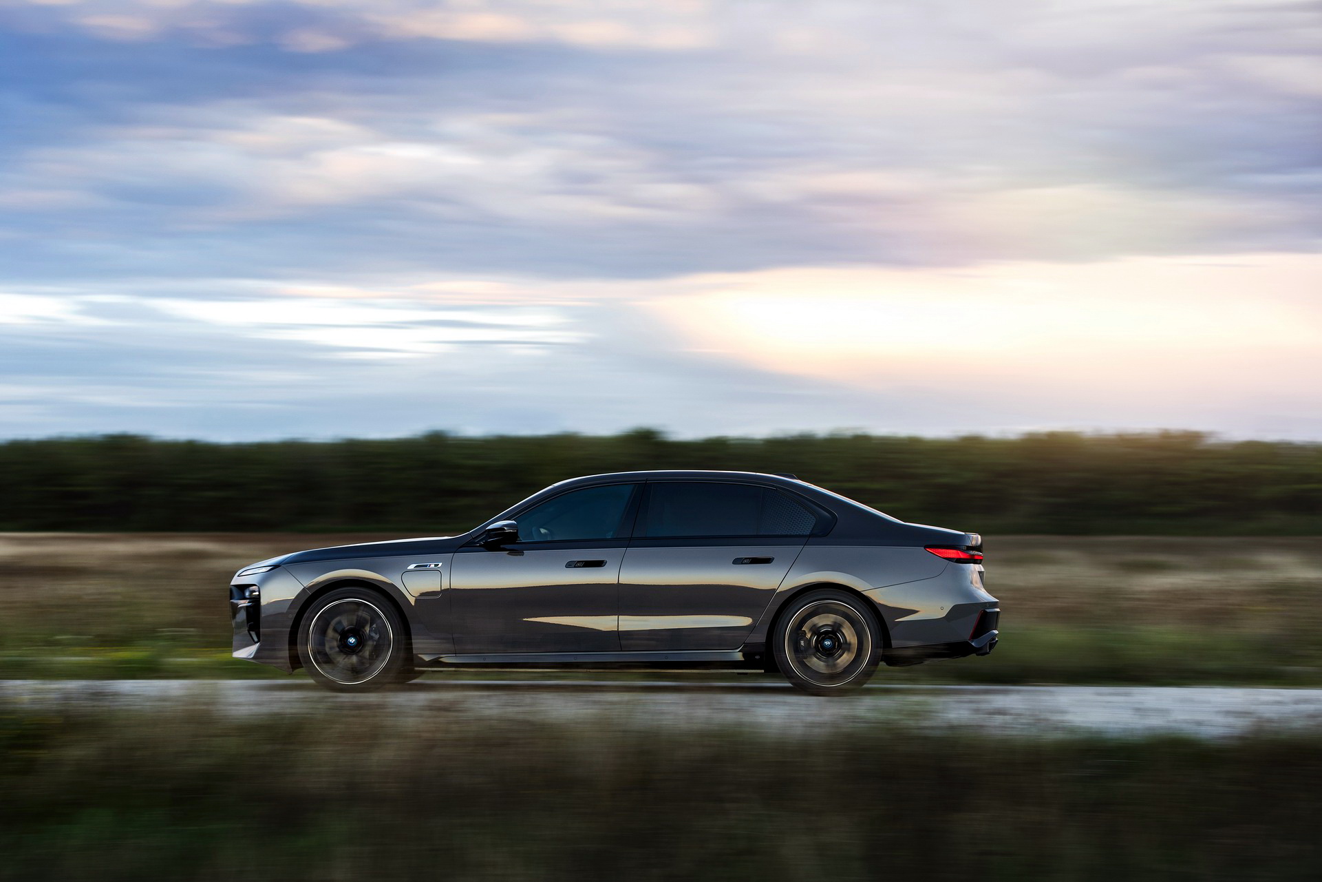 2023 BMW M760e xDrive Side Wallpapers (9)
