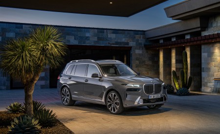 2023 BMW X7 Front Three-Quarter Wallpapers 450x275 (43)