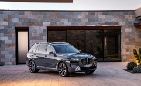 2023 BMW X7 Front Three-Quarter Wallpapers  450x275 (40)