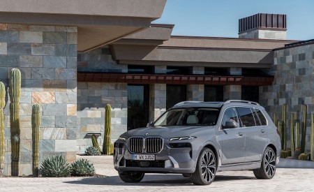 2023 BMW X7 Front Three-Quarter Wallpapers 450x275 (32)