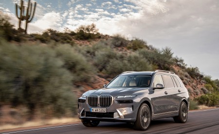 2023 BMW X7 Front Three-Quarter Wallpapers 450x275 (13)