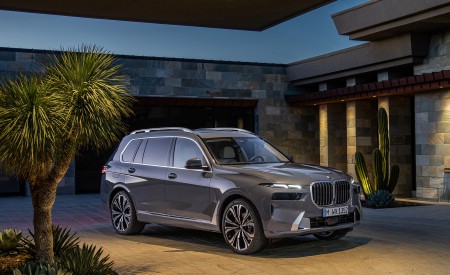 2023 BMW X7 Front Three-Quarter Wallpapers 450x275 (44)