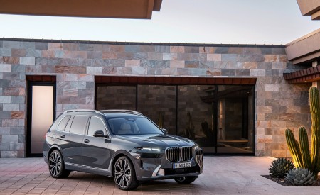2023 BMW X7 Front Three-Quarter Wallpapers  450x275 (41)