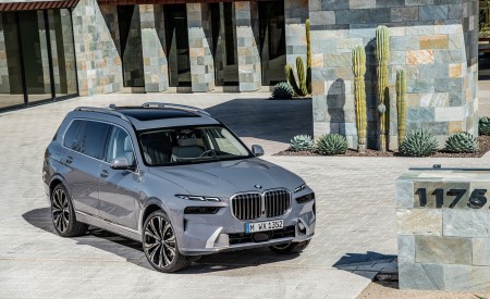 2023 BMW X7 Front Three-Quarter Wallpapers 450x275 (33)